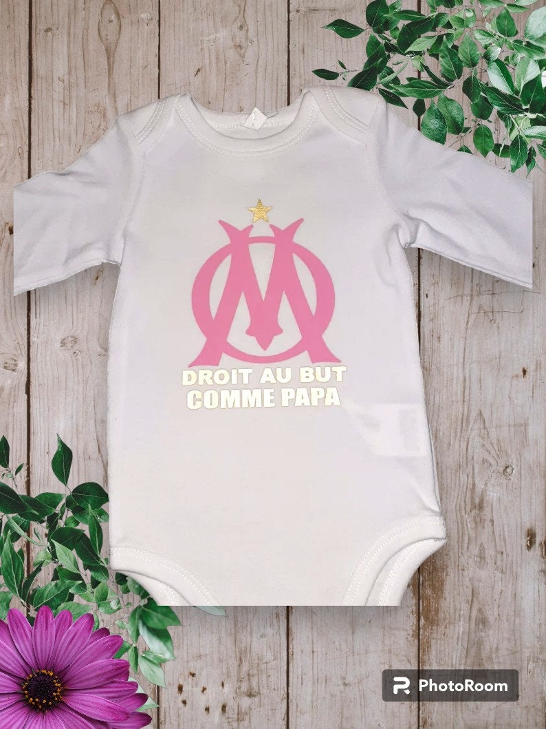 Bodie Body bébé ou t-shirt personnalisé OM Droit au but comme PAPA ou avec le mot de votre choix rose claire