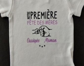 Bodies Body bébé unisexe Personnalisé "Notre Première fêtes des Mères avec le prénom de votre choix" et différente couleurs au choix