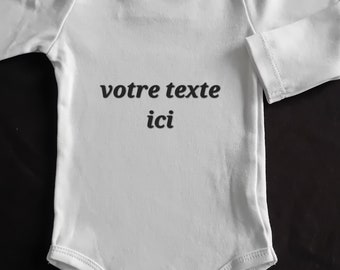 Body de bebé personalizado con "el texto que elijas" y tipografía diferente a tu elección