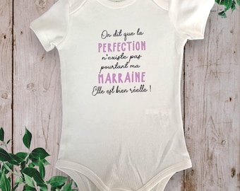 Bodie Personalizowane body dla dziecka „Mówią, że doskonałość nie istnieje, a moja matka chrzestna jest bardzo realna” lub inne dowolne słowo