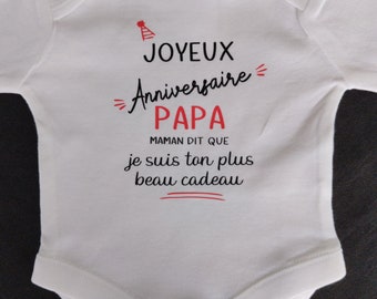 Body o camiseta unisex para bebé "Feliz cumpleaños PAPÁ mamá dice que soy tu mejor regalo" PAPÁ color y estampados a elegir