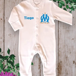 Pyjama bébé unisexe personnalisé OM avec le Prénom de votre choix Couleur du Logo bleu ciel ou Rose claire au choix Bleu ciel