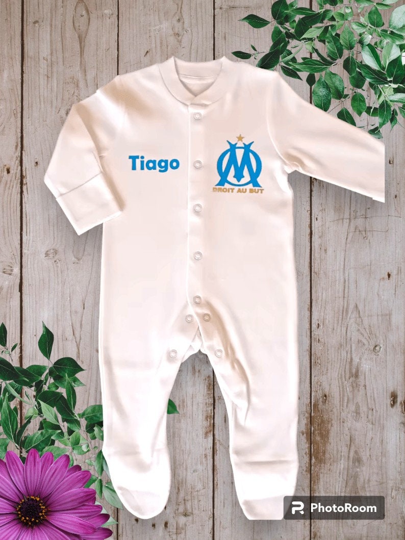 Pyjama bébé unisexe personnalisé OM avec le Prénom de votre choix Couleur du Logo bleu ciel ou Rose claire au choix Bleu ciel