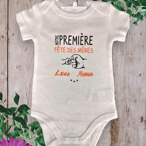 Bodies Body bébé unisexe Personnalisé Notre Première fêtes des Mères avec le prénom de votre choix et différente couleurs au choix Orange