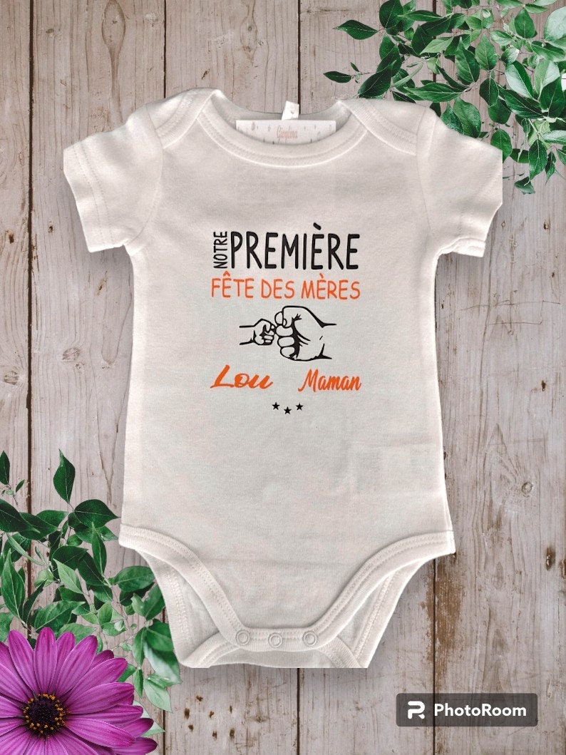 Bodies Body bébé unisexe Personnalisé Notre Première fêtes des Mères avec le prénom de votre choix et différente couleurs au choix Orange