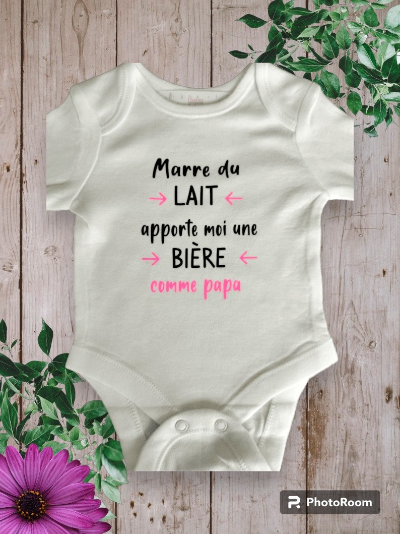 Bodie Body bébé Personnalisé Marre du Lait apporte moi une bière comme papa Possibilité de modifier le mot Papa par celui de votre choix Rose fluo