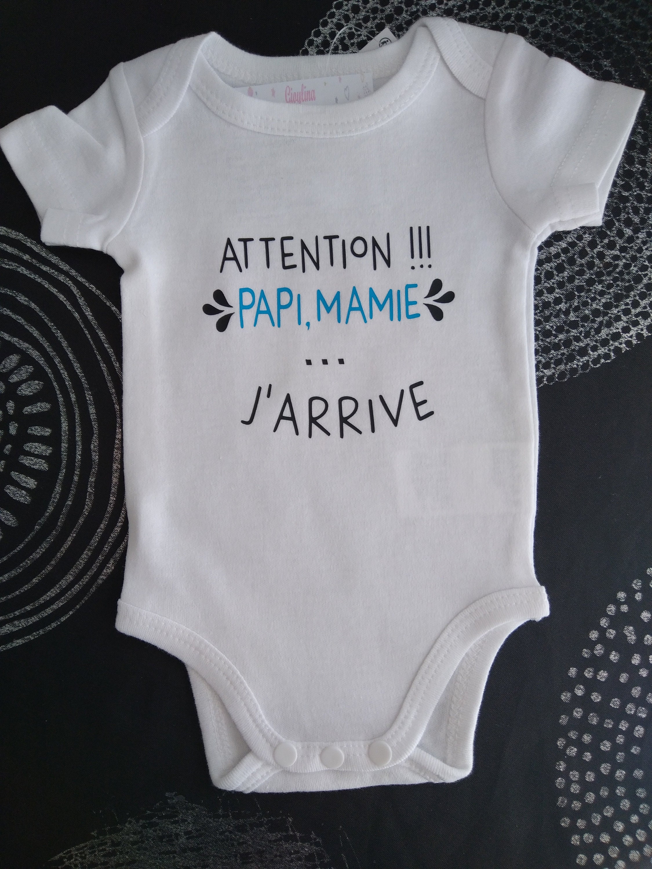 Bodie Body bébé personnalisé Attention Papi, Mamie ou les mots de votre  choix j'arrive -  France
