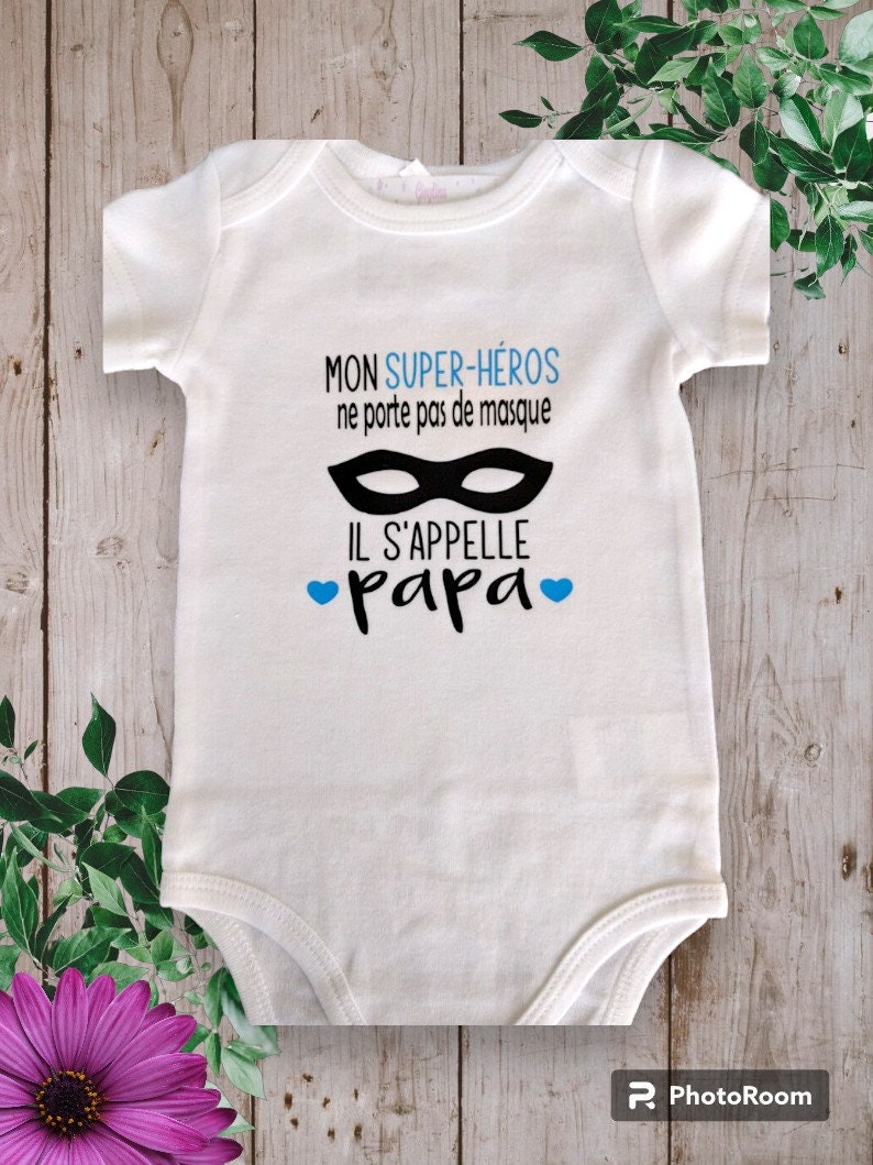 Bodies Body bébé Personnalisé Mon super-héros il s'appelle PAPA ou autre mot de votre choix PAPY, PARRAIN... bleu clair
