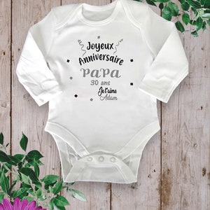 Bodies Body bébé ou t-shirt Joyeux Anniversaire PAPA ou autre personnalisation je t'aime avec Prénom au choix gris