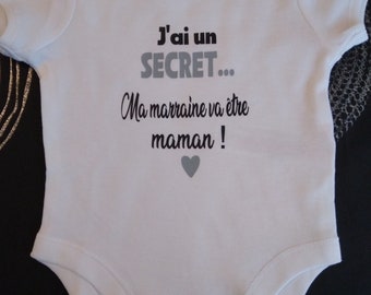 Bodies Body o camiseta unisex de bebé para anunciar un embarazo “Tengo un SECRETO…¡mi madrina va a ser Mamá!” u otra palabra de tu elección