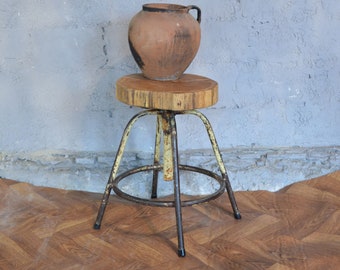 Industrieller Vintage Drehhocker aus Metall, grüner Industriehocker, Dreibeinhocker, Beistelltisch