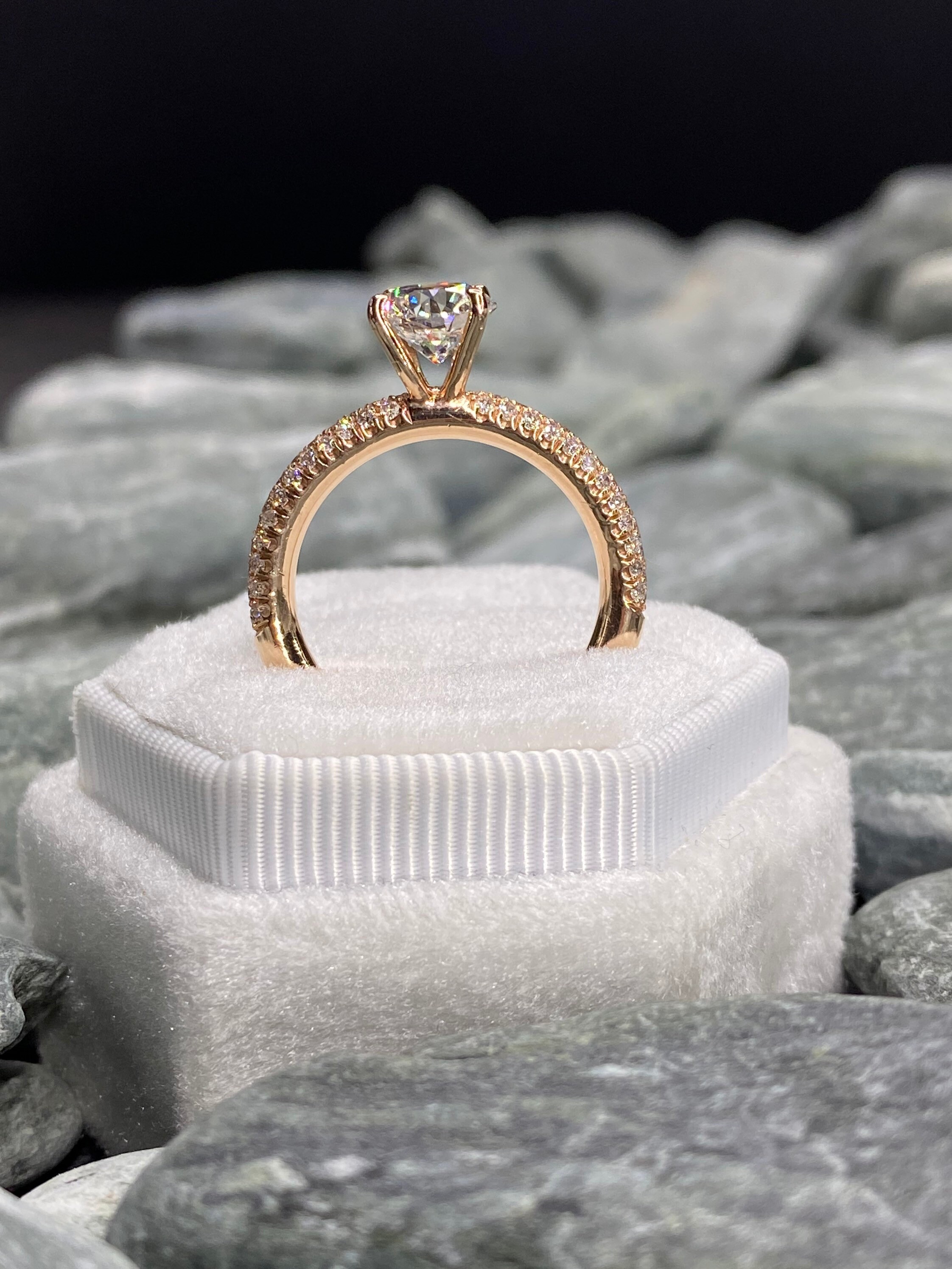 ラウンドカットダイヤモンドリング、ローズゴールドの婚約指輪、結婚 