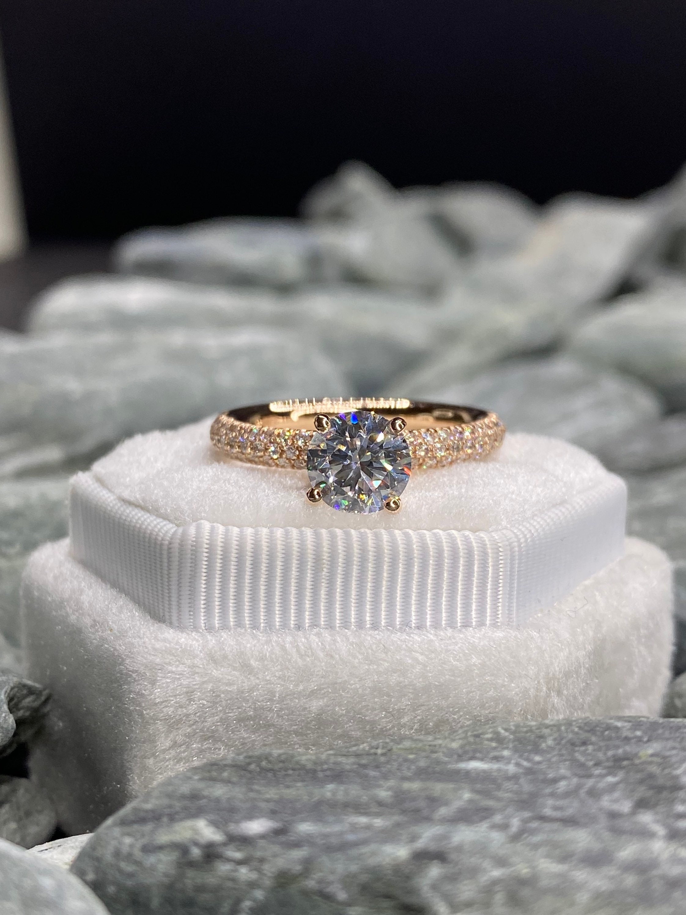 ラウンドカットダイヤモンドリング、ローズゴールドの婚約指輪、結婚 