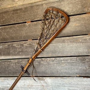 Correas de cuero (4" + tornillos) para colgar palos de lacrosse u otros artículos en la pared.