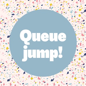 Pode incluir: Um círculo azul com texto branco que diz "Queue jump!" em um fundo de confete rosa, amarelo e azul.