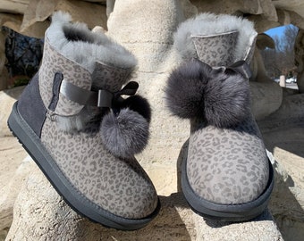 Inoli Märke Grå Leopard Fårskinn & Pälsstövlar - Kallvädersstövlar - Vinterstövlar - Fårskinnsstövlar - Stövel med Pom-Poms