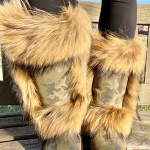 Peut inclure: Bottines en daim camouflage vert avec un revers en fourrure brune. Les bottes sont us&eacute;es et la fourrure est moelleuse.