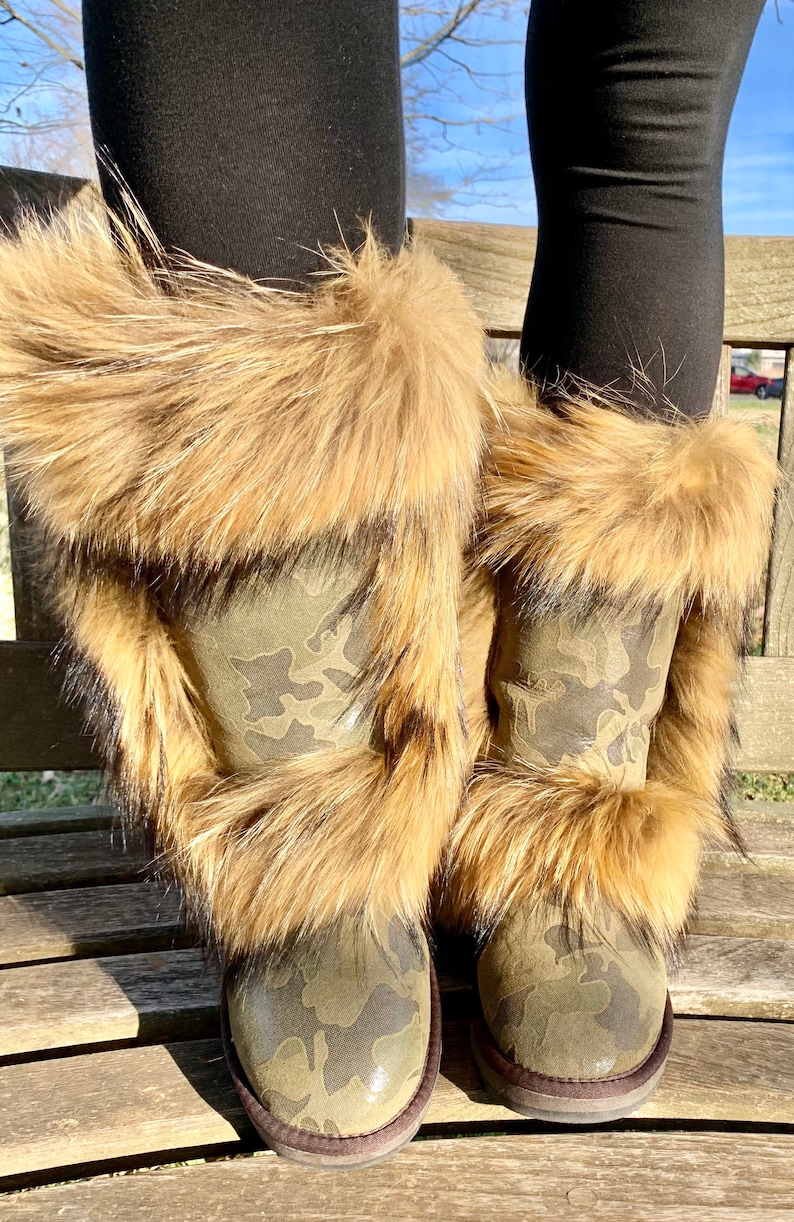 Peut inclure: Bottines en daim camouflage vert avec un revers en fourrure brune. Les bottes sont us&eacute;es et la fourrure est moelleuse.