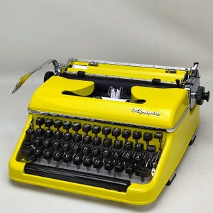 Popart Olympia SM3 Working Typewriter with Case, Portable typewriter, vintage typewriter, New years gift, Christmas Gifts, Black Friday gift