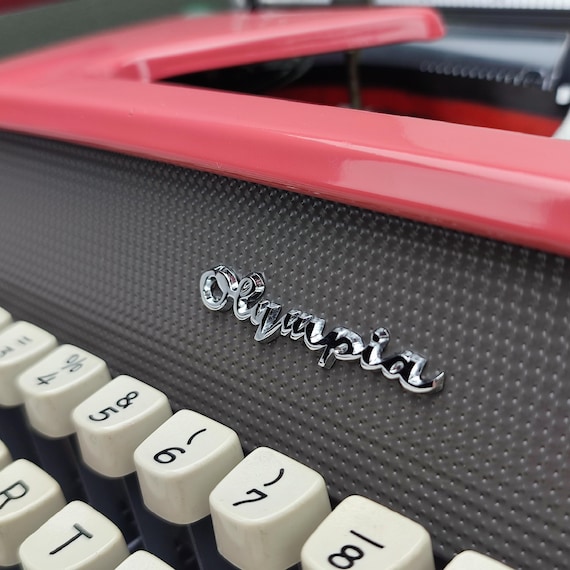ピンクのオリンピアSM7実用タイプライター（ケース付き）、10パイカ 