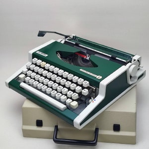 Cursive*! Green Olympia Working Typewriter, İtalic font, Portable, Vintage typewriter with case birthday Christmas, New years gifts for her