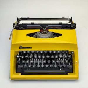 Máquina de escribir Adler Contessa Popart en perfecto estado, escritura clara, moderna, amarilla, el mejor regalo para mamás, regalo vintage para madres.