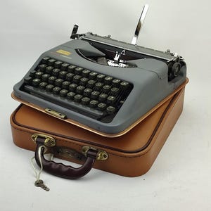 British Empire Aristocrat Typewriter, 1955 Model Working Typewriter, Azerty French Khaki Typewriter Keyboard, Portable Typewriter With Case