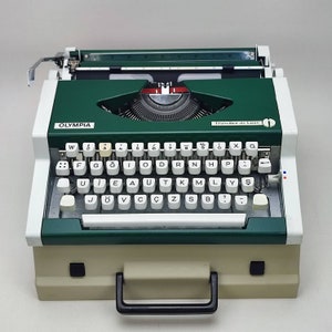 Cursive / Script Olympia Working Typewriter, Portable, Vintage typewriter with case birthday gift, New Years gifts for her, İtalic typefont image 6