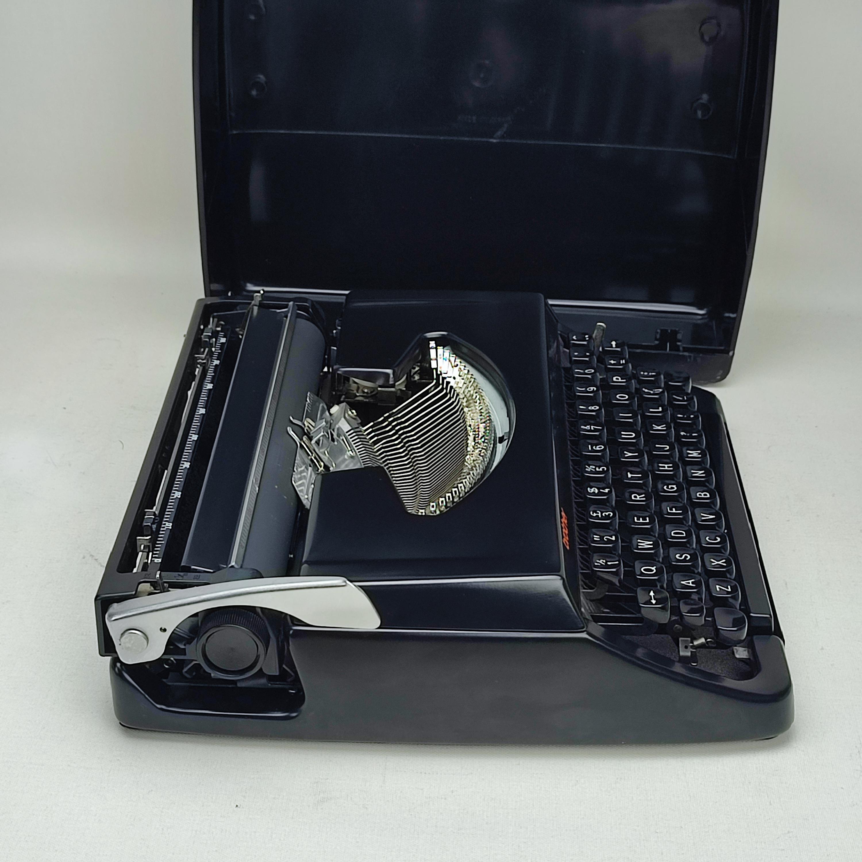 QwertyマットブラックBrother Deluxe 220ワーキングタイプライター