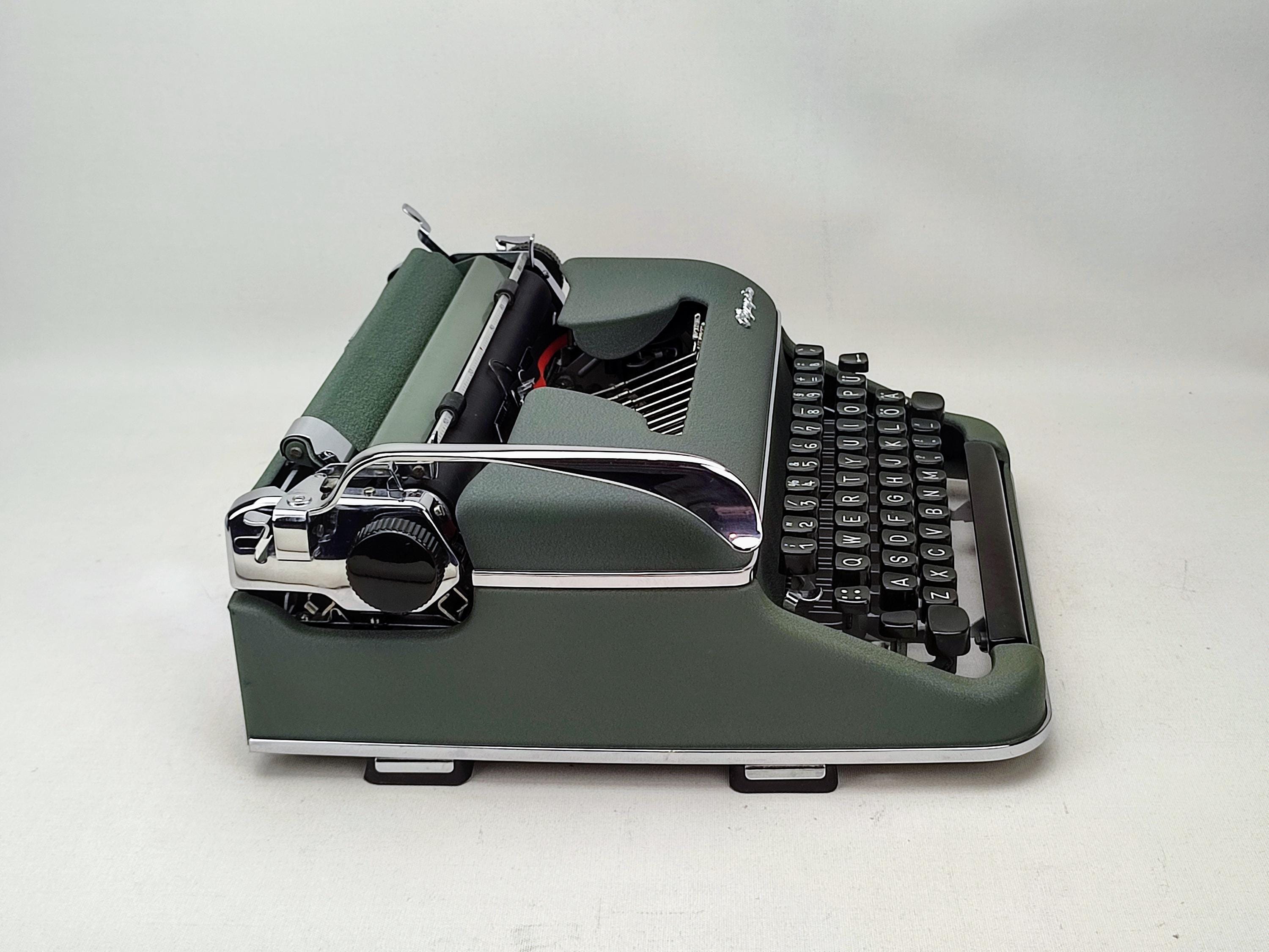 新登場*！Qwerty配列のOlympia SM3タイプライター、ポータブル