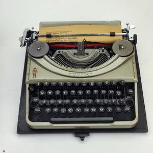Oliver Portable Typewriter, Vintage Working Typewriter, Collectible Manual Typewriter, Rare German Design, Serviced Gift for Writer