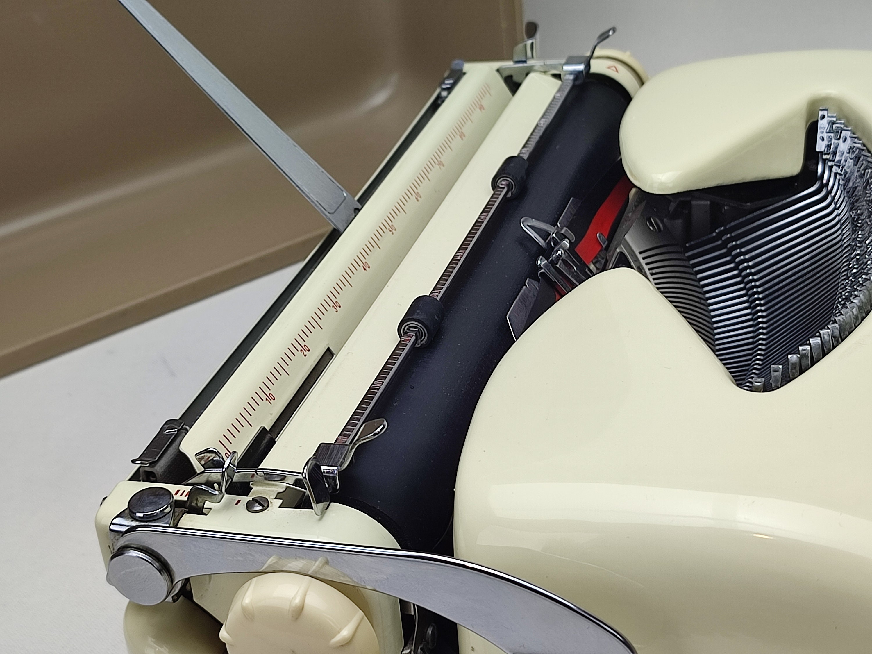 ABC西ドイツ製実用タイプライター、アンティークベージュクリーム