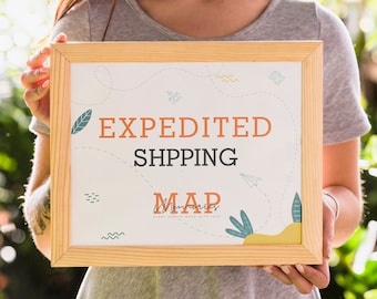 Puede incluir: Una persona sosteniendo un cartel enmarcado con el texto "EXPEDITED SHIPPING MAP" en letras naranja y negras. El cartel tiene un fondo blanco con un diseño colorido de hojas, remolinos y un avión de papel.