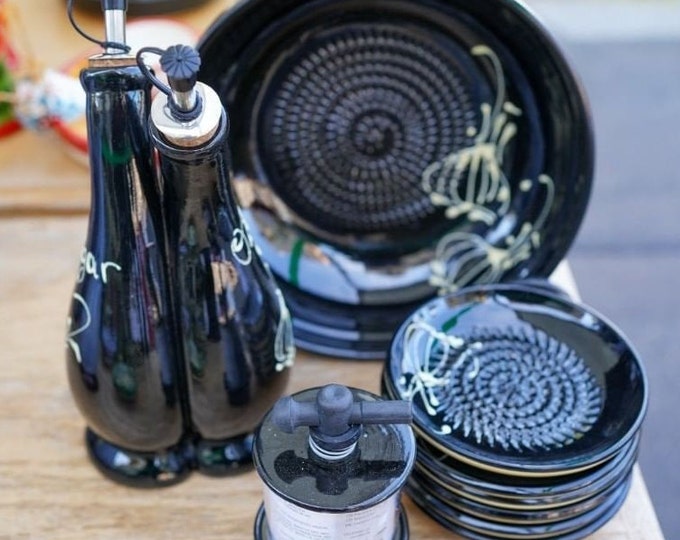 Noir en Noche Ceramic Garlic Grater: Gourmet Spanish Kitchenware