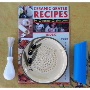 Gourmet Grater Mediterráneo Clásico (Classic Mediterranean) Olive #50. Quickly prep garlic paste, ginger purée, freshly ground nutmeg & more