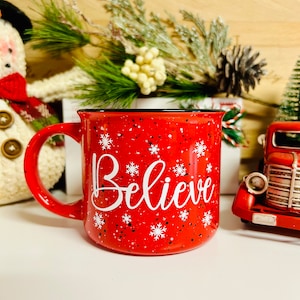 Taza navideña con diseño de copos de nieve y motas rojas, cerámica festiva, ideal como regalo de Navidad para los amantes del café.