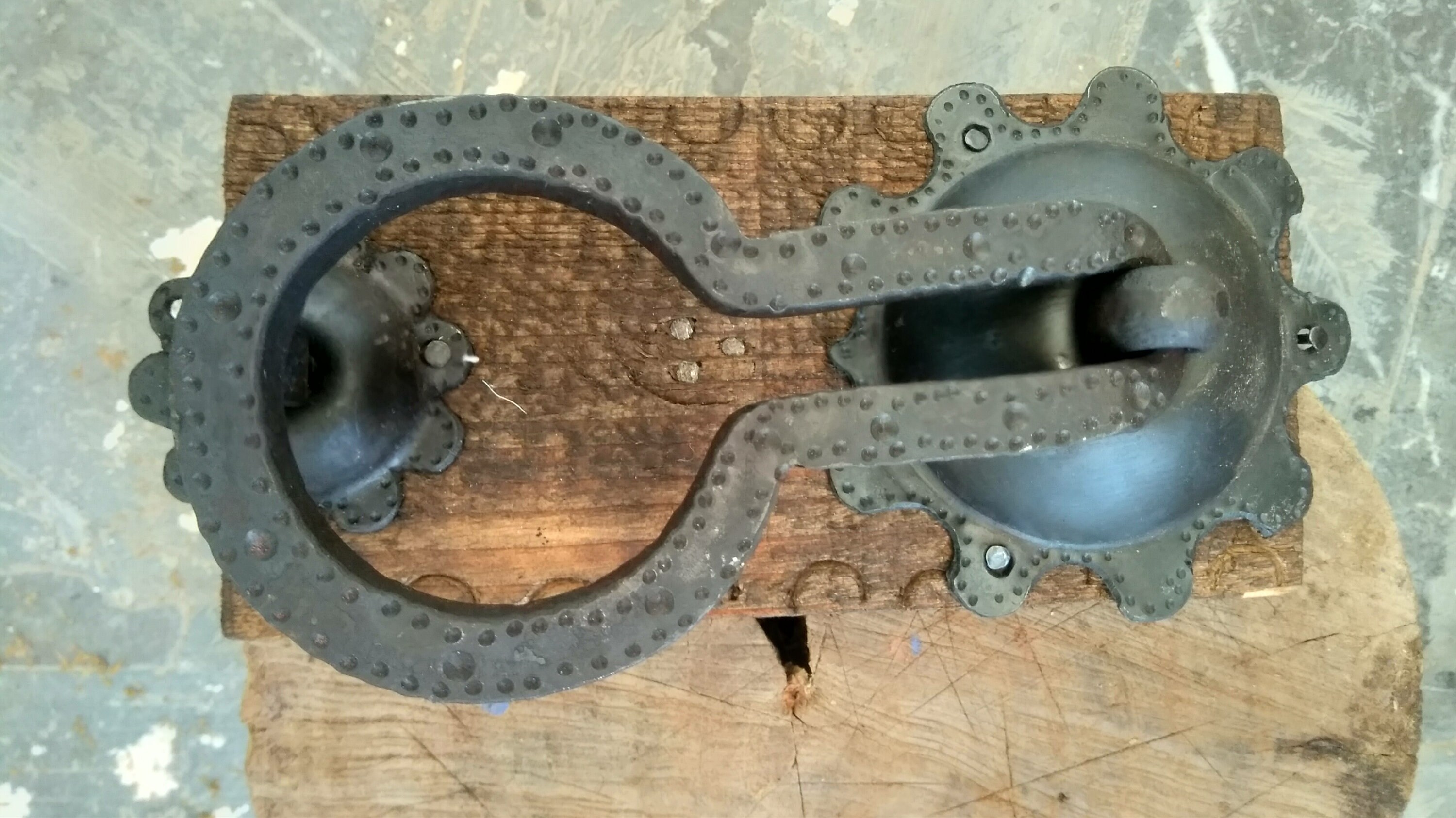 玄関ドアや納屋のドアの引き手として鍛造から直接作られたモロッコ製鉄