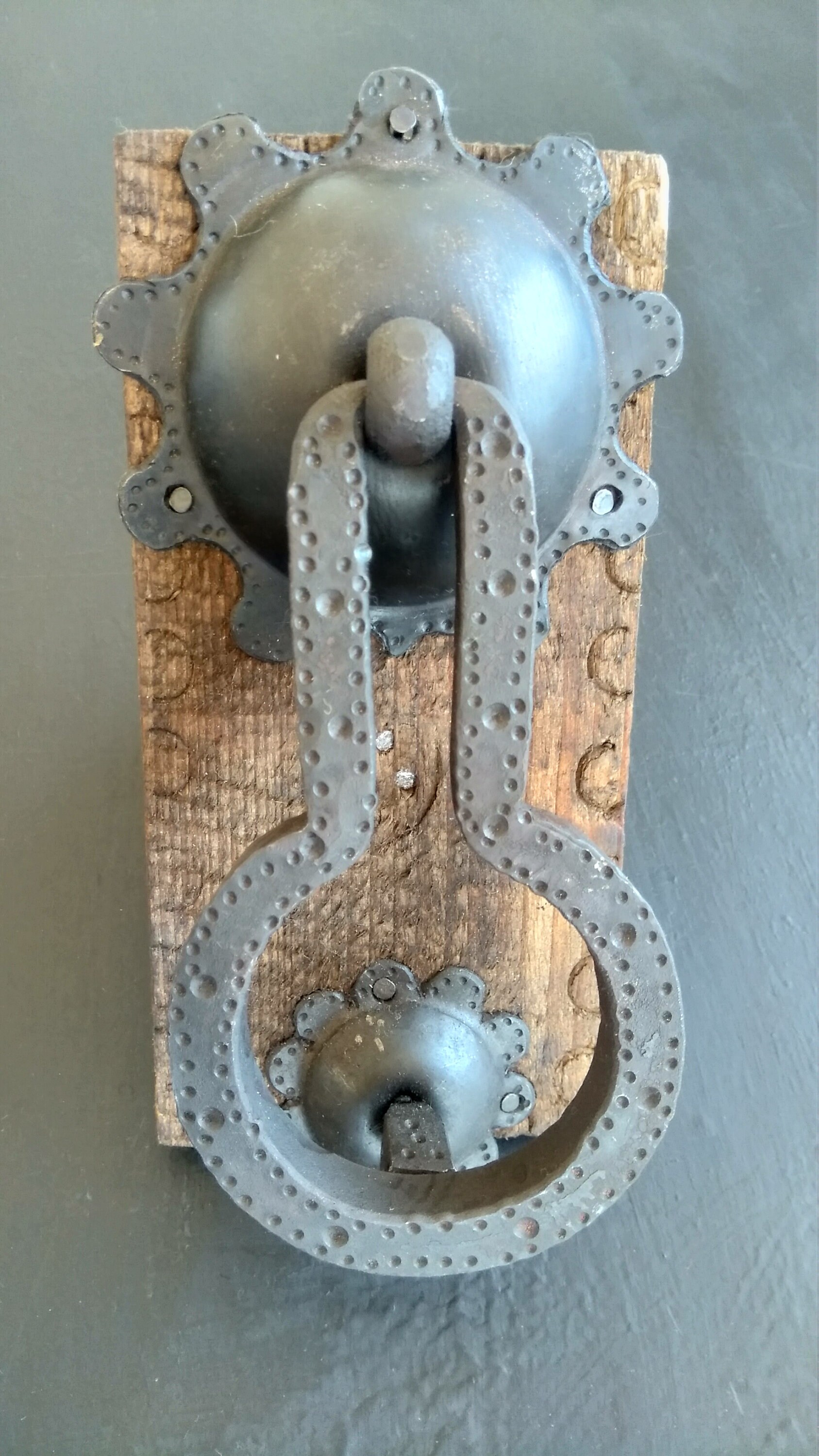 玄関ドアや納屋のドアの引き手として鍛造から直接作られたモロッコ製鉄