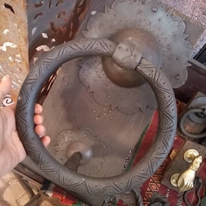 Enormes brincos pretos, aldrava de metal e puxador de porta. Tamanho do anel de cerca de 10,5 polegadas.