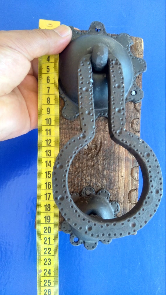 玄関ドアや納屋のドアの引き手として鍛造から直接作られたモロッコ製鉄