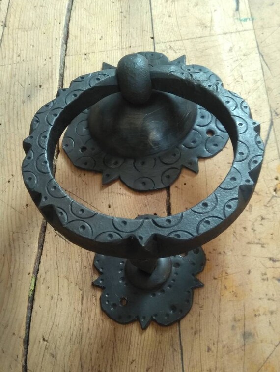 モロッコの鍛造品。黒いイヤリングの金属製ドアノッカーは、玄関ドア