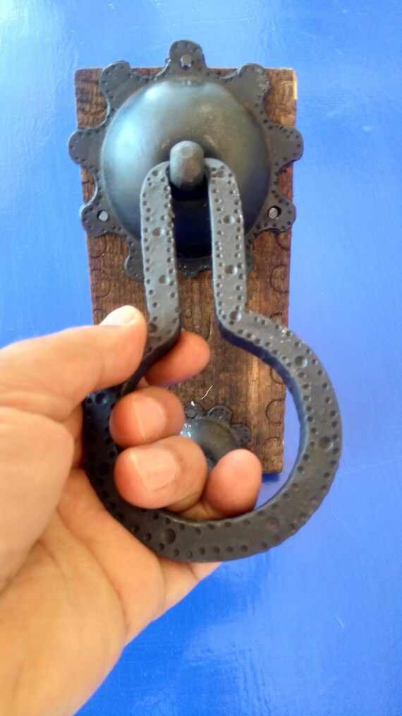 玄関ドアや納屋のドアの引き手として鍛造から直接作られたモロッコ製鉄