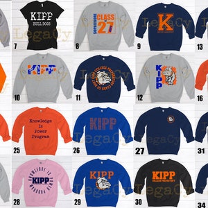Puede incluir: Una colección de 39 sudaderas de color naranja, azul, gris y rosa con varios diseños con el tema de KIPP. Los diseños incluyen texto, logotipos y gráficos.