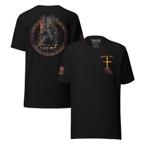 Pu&ograve; includere: T-shirt nero con un design gotico. La parte anteriore presenta una croce dorata con la scritta "Memento Mori". Il retro mostra un'illustrazione dettagliata di una figura su un trono, circondata da teschi e testo. La maglietta ha un classico girocollo.