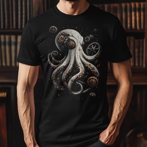 Peut inclure: Un t-shirt noir avec une pieuvre blanche avec des engrenages et des rouages sur ses tentacules. La pieuvre est dans un espace sombre avec des étoiles et des planètes.