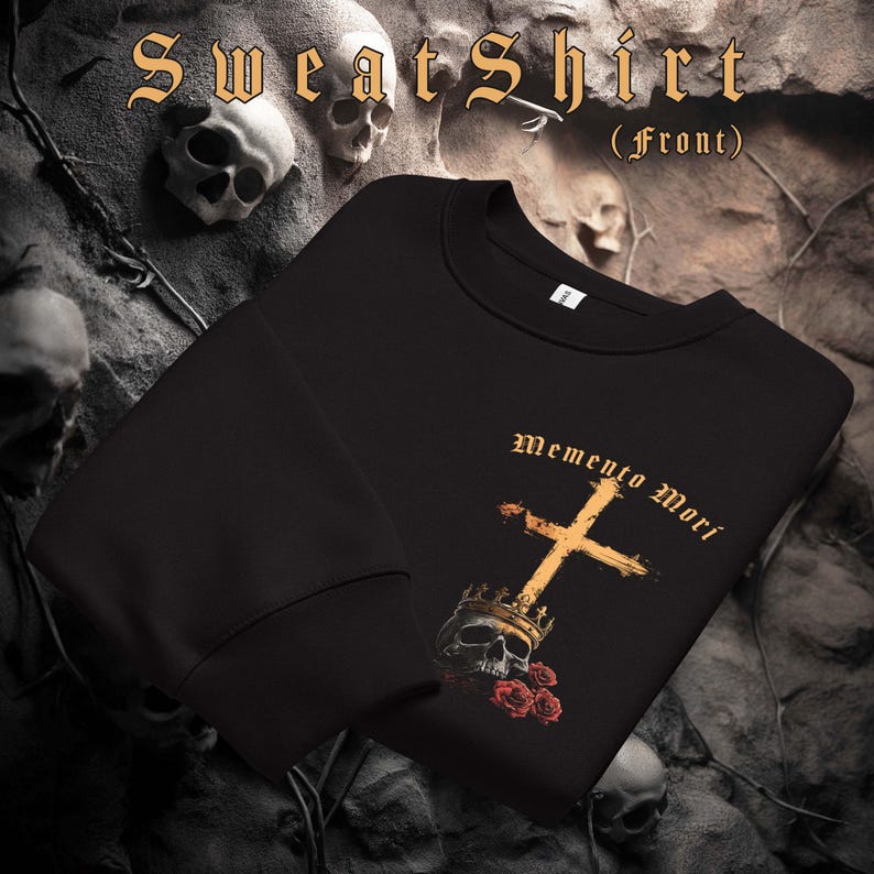 Pu&ograve; includere: Felpa nera con la scritta "SweatShirt (Front)" in alto. La parte anteriore della maglietta presenta una croce dorata, un teschio con una corona e le parole "Memento Mori" in oro. Rose rosse in basso al teschio.