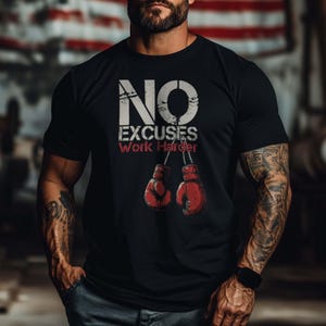 Peut inclure: T-shirt noir avec un motif blanc qui dit "NO EXCUSES Work Harder" avec deux gants de boxe rouges suspendus au texte.