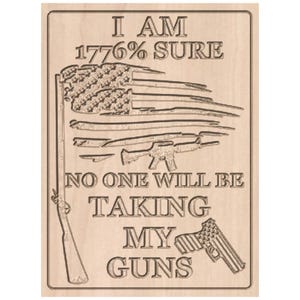 Puede incluir: Letrero de madera con texto e imágenes grabadas. El letrero presenta un diseño de bandera estadounidense, rifles y la frase "I AM 1776% SURE NO ONE WILL BE TAKING MY GUNS."
