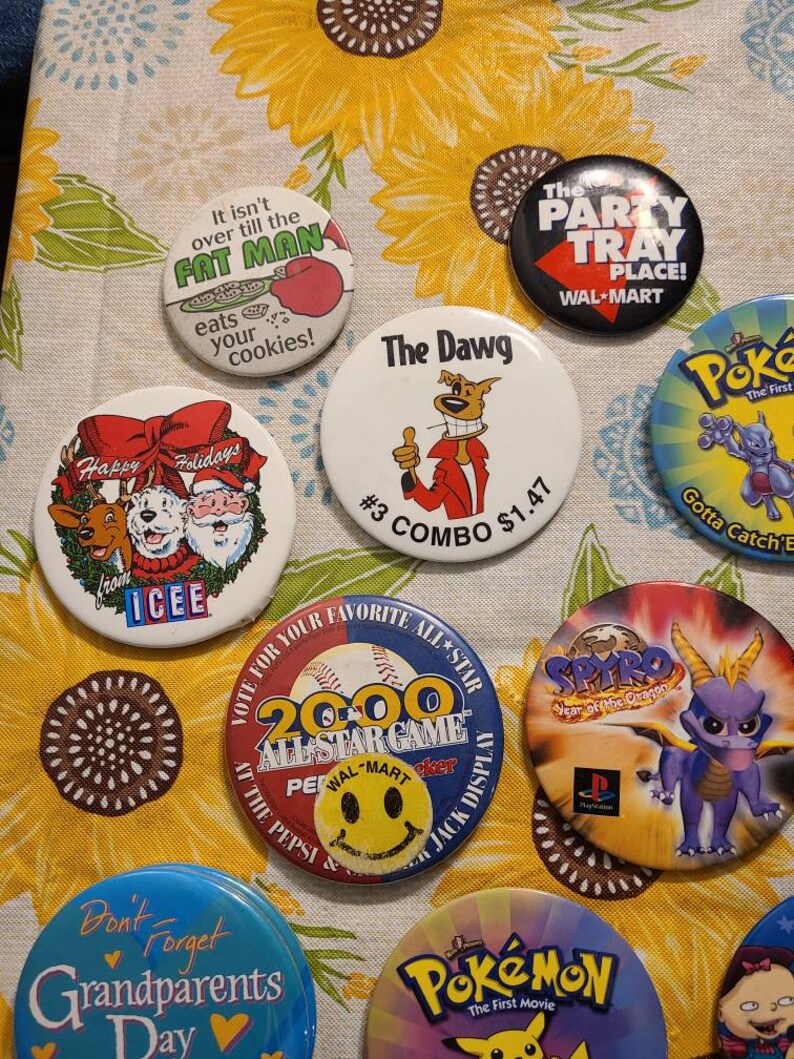 Lot of 23 Vintage Pins/buttons. - Etsy