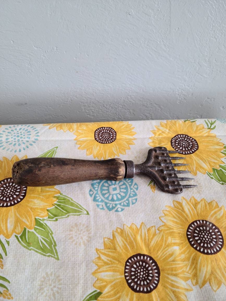 Vintage Wooden Handled Sheep Comb. Etsy UK